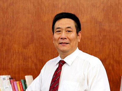 畢國軍：教育學博士、深圳市名校長