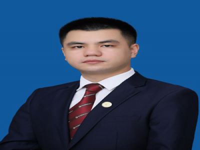 榮元長中學(xué)地理教師，畢業(yè)于西南大學(xué)，曾在成都金堂實(shí)驗(yàn)中學(xué)工作三年，從事高中地理教學(xué)工作。獲得成都市教師微課大賽二等獎(jiǎng)，所教高中畢業(yè)班成績優(yōu)異。后就職于深圳，期間外派東南亞兩年，擔(dān)任參加全國聯(lián)考的華僑生、港澳臺(tái)學(xué)生地理教學(xué)工作，所負(fù)責(zé)項(xiàng)目組連續(xù)四學(xué)期零投訴。 
