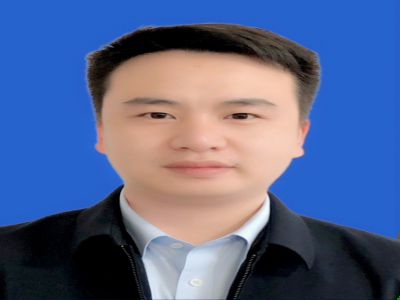 張蜀梁:35歲，中學(xué)一級(jí)教師大學(xué)本科，帶過九屆高三，成績優(yōu)異，性格活潑開朗，熱愛寫作。曾獲地市級(jí)先進(jìn)班主任、地市級(jí)優(yōu)質(zhì)課競賽一等獎(jiǎng)、縣級(jí)高考先進(jìn)工作者